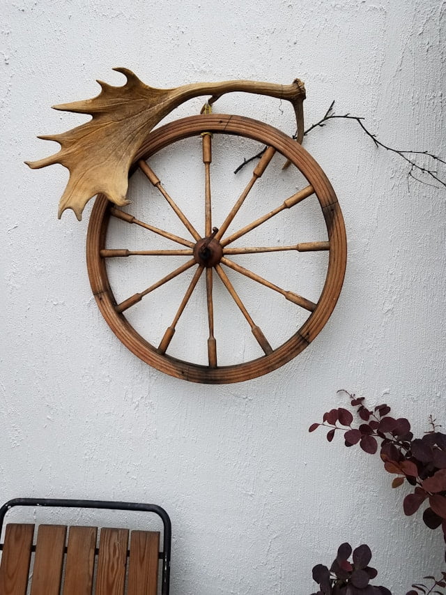 wagon wheel wall art with large antler 