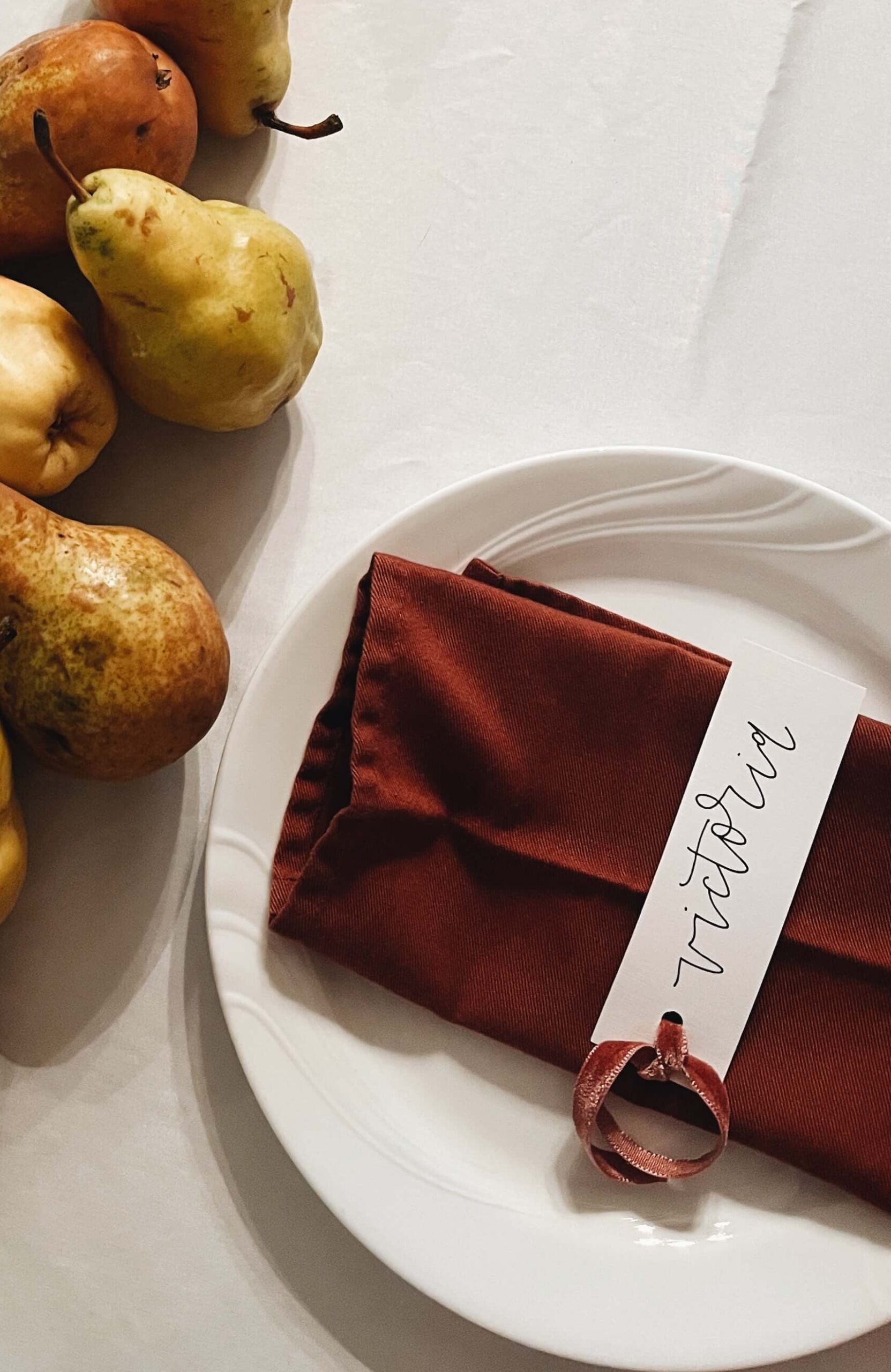 Friendsgiving ideas place settings